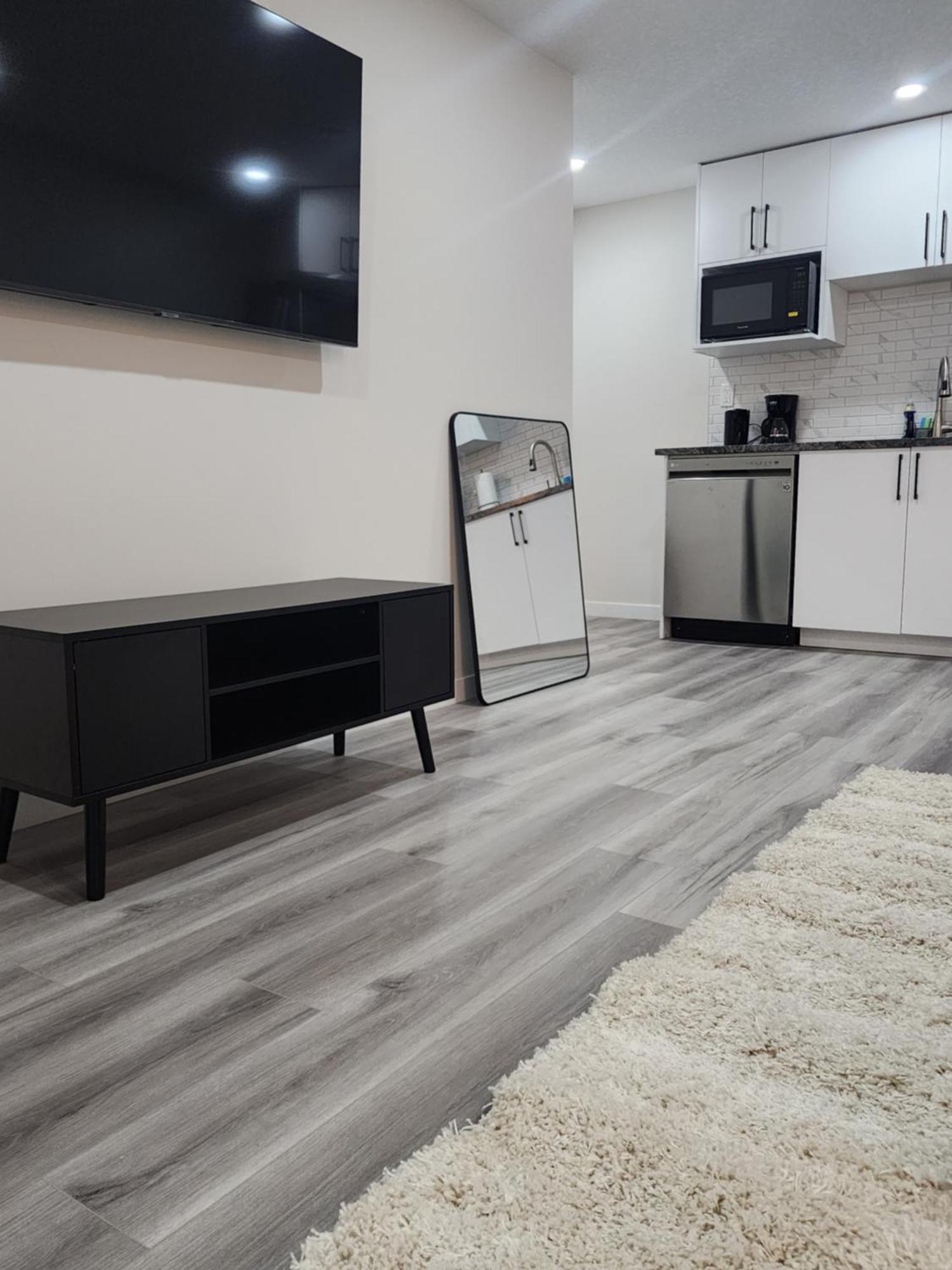 Trendy 2-Bed Oasis Awaits! Apartment Calgary Exterior photo